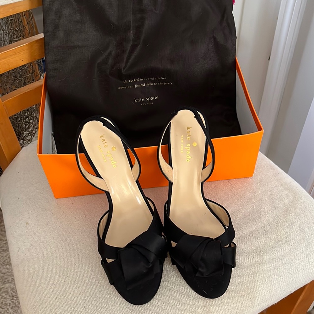 Kate spade size 7 black strap he sandals bow on top